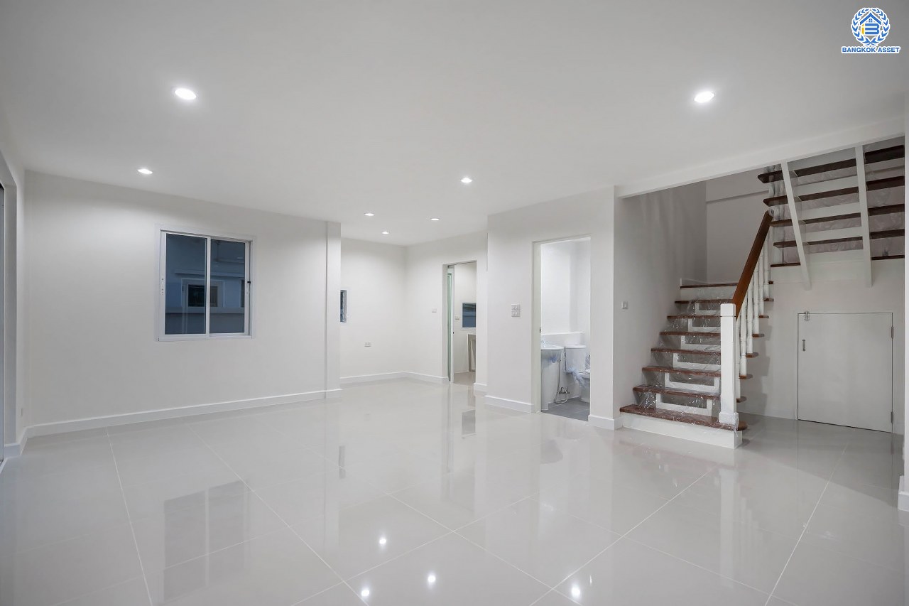 บ้านมือสองตกแต่งใหม่ โครงการ ชลลดา วัดลาดปลาดุก บ้านเดี่ยวหลังมุม คุณภาพระดับ L&H บนเนื้อที่ 57.7 ตร.ว. ฟังก์ชัน 3 ห้องนอน 2 ห้องน้ำ จอดรถได้ 1 คัน บนทำเลศักยภาพ เพียง 15 นาทีถึงเซ็นทรัลเวสท์เกต ใกล้รถไฟฟ้าสายสีม่วง "สถานีคลองบางไผ่"